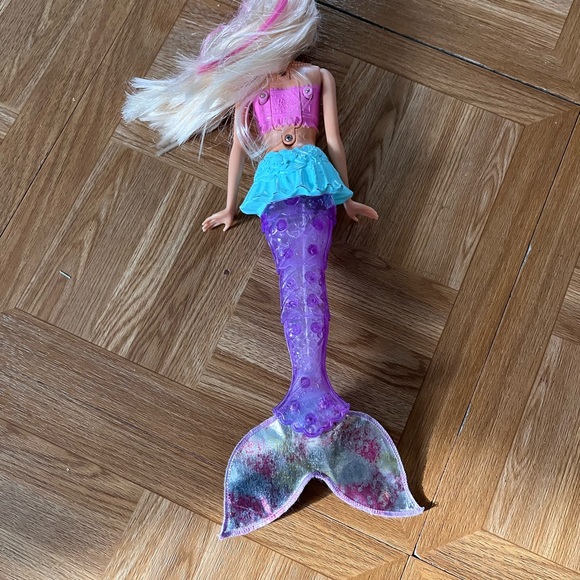 Mermaid Barbie with Light Up Tail - Picture 5 of 5